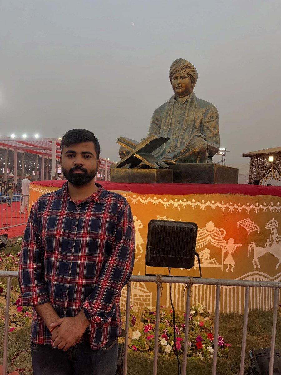 guptachetan34's tweet photo. अंतर्राष्ट्रीय आर्य महासम्मेलन 2025 के अविस्मरणीय पलों में देश-विदेश से आए विद्वानों और आर्य समाज के अनुयायियों ने महर्षि दयानंद सरस्वती जी के आदर्शों को नमन किया। आर्य समाज के संस्थापक महर्षि दयानंद ने अंधविश्वास और सामाजिक कुरीतियों के विरुद्ध आजीवन संघर्ष करते हुए “वेदों की ओर लौटो” का आह्वान किया था। उन्होंने शिक्षा, समानता, नारी सम्मान और सत्य के मार्ग को समाज में स्थापित करने का कार्य किया। आर्य समाज ने स्वतंत्रता आंदोलन में भी देशभक्ति और स्वावलंबन की भावना को बल दिया। महासम्मेलन 2025 में उन्हीं आदर्शों को आगे बढ़ाते हुए युवा पीढ़ी ने “कृण्वन्तो विश्वमार्यम्” के मंत्र को अपनाने और विश्व को श्रेष्ठ बनाने का संकल्प लिया।