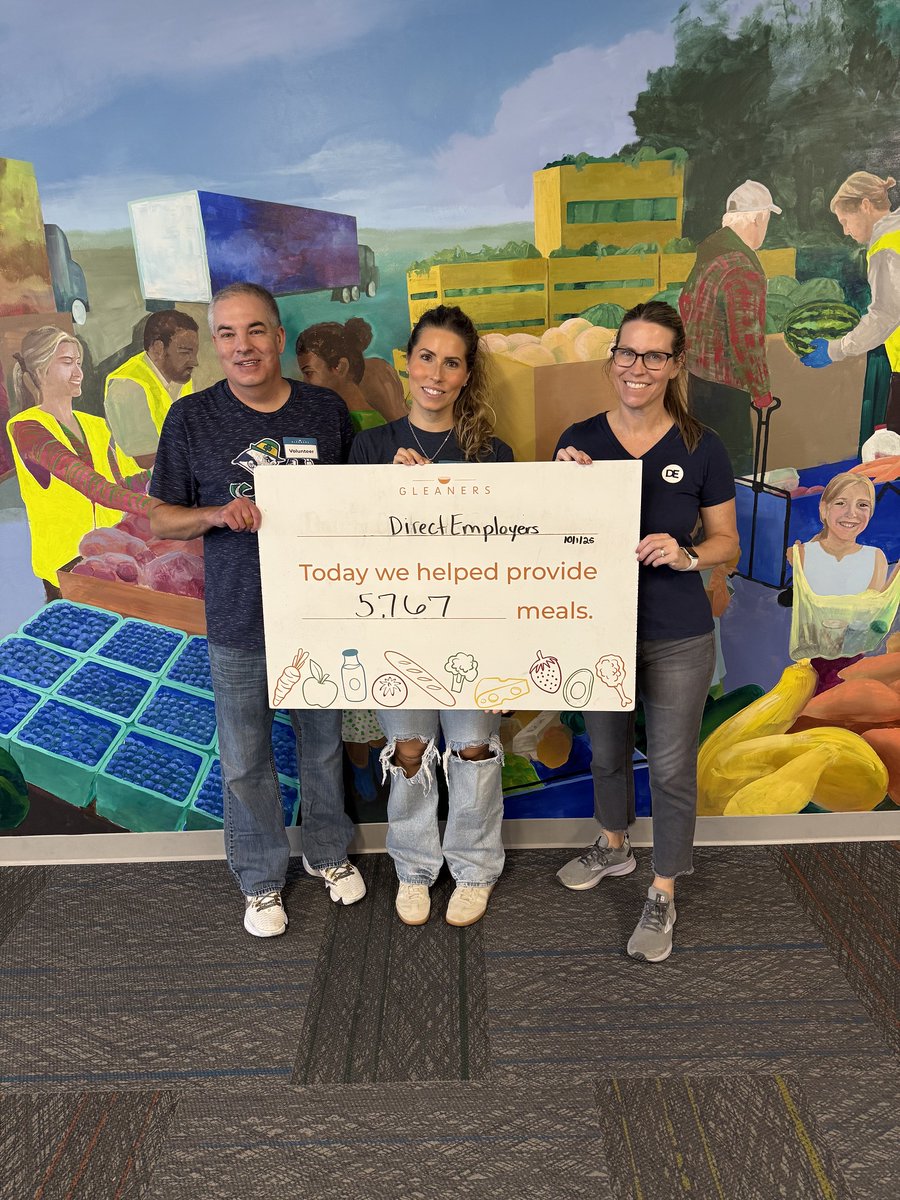 DirectEmployers's tweet photo. Across three shifts at @GleanersFBIndy, the DE and @recruitroosters staffers helped provide 25,879 meals for our community last month!
📷 See more photos of our volunteer fun: https://t.co/rbxDBuAZCr #WeAreDE https://t.co/Nn1mazp4nK