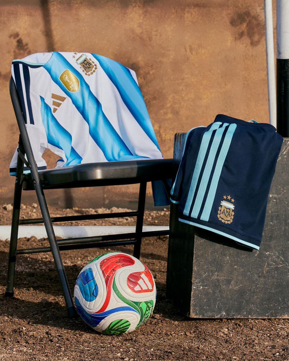TyCSports's tweet photo. ¡LA CAMISETA ARGENTINA PARA EL MUNDIAL 2026! 💙

La estrenará con Angola el próximo 14/11 y la lucirá para defender el título del mundo el año que viene. Las tradicionales franjas verticales adquieren un efecto en tres tonos de celeste, inspirados en las camisetas campeonas de 1978, 1986 y 2022.