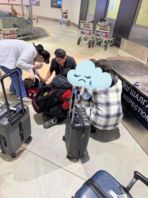 Иргэн: Амьд явах гэж аргаа барлаа даа  Өнөөдөр өглөө 5 цагт Истанбулаас Улаанбаатартаа буулаа. Энэ бол миний зөвхөн зургаан сар уух эм.  Ачаа гарч ирэхгүй удаад байхаар би анхнаасаа л ойлгосон. Чемодан дүүрэн эмийг шалгах л биз гээд тайван хүлээв. Тэгж тэгж бүтэн цаг гаруй