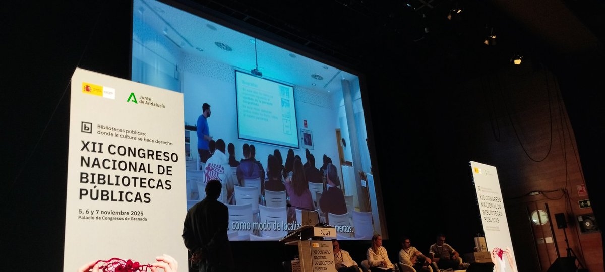 Se inicia la sesión de tarde en #12CNBP con la intervención de <a href="/fernanbib/">Fernando Izquierdo 🍉</a>, presentando  el trabajo de animación lectora de la <a href="/BibMunBurgos/">Biblioteca Municipal</a>. Aplausos para el creador del proyecto,  José Juan Jiménez, que no ha podido asistir