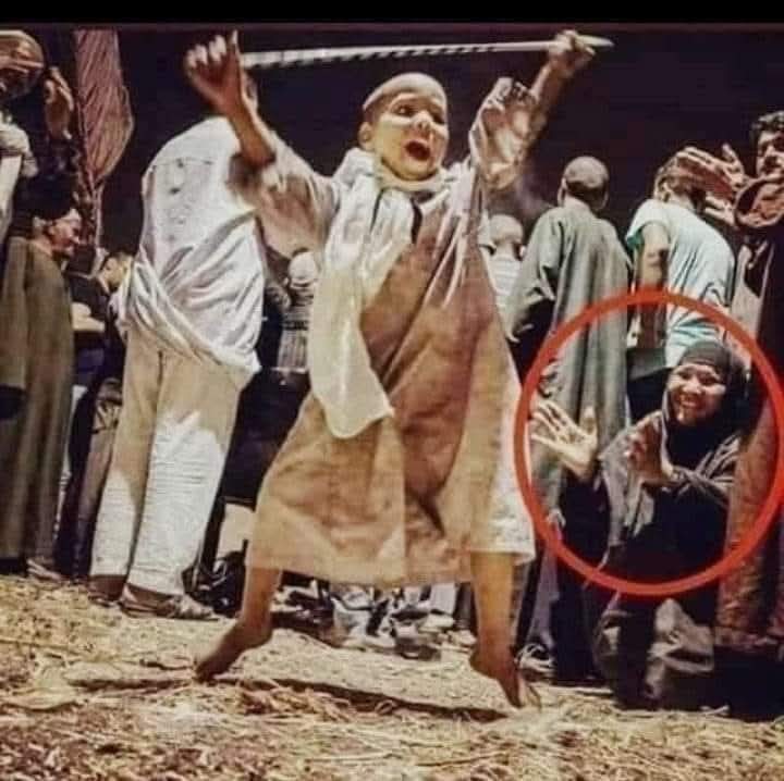 Charlie_307's tweet photo. جب پوری دنیا آپ سے رخ موڑ لے تو صرف آپکی ماں آپ کیلئے کھڑی رہتی ہے ! 🖤 https://t.co/za6v6qB86Q