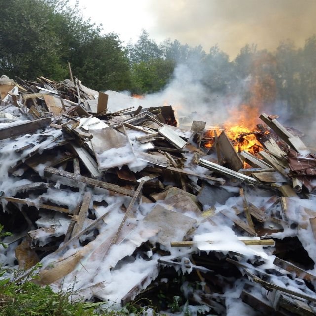 EnvAgency's tweet photo. All burning negatively impacts the environment and human health.  

To stop illegal burning of waste, we work closely with @NFCC_FireChiefs and England’s Fire and Rescue Services.  

Read more about our work: https://t.co/PVZKVGuOwe https://t.co/uWdZ4rBcMX