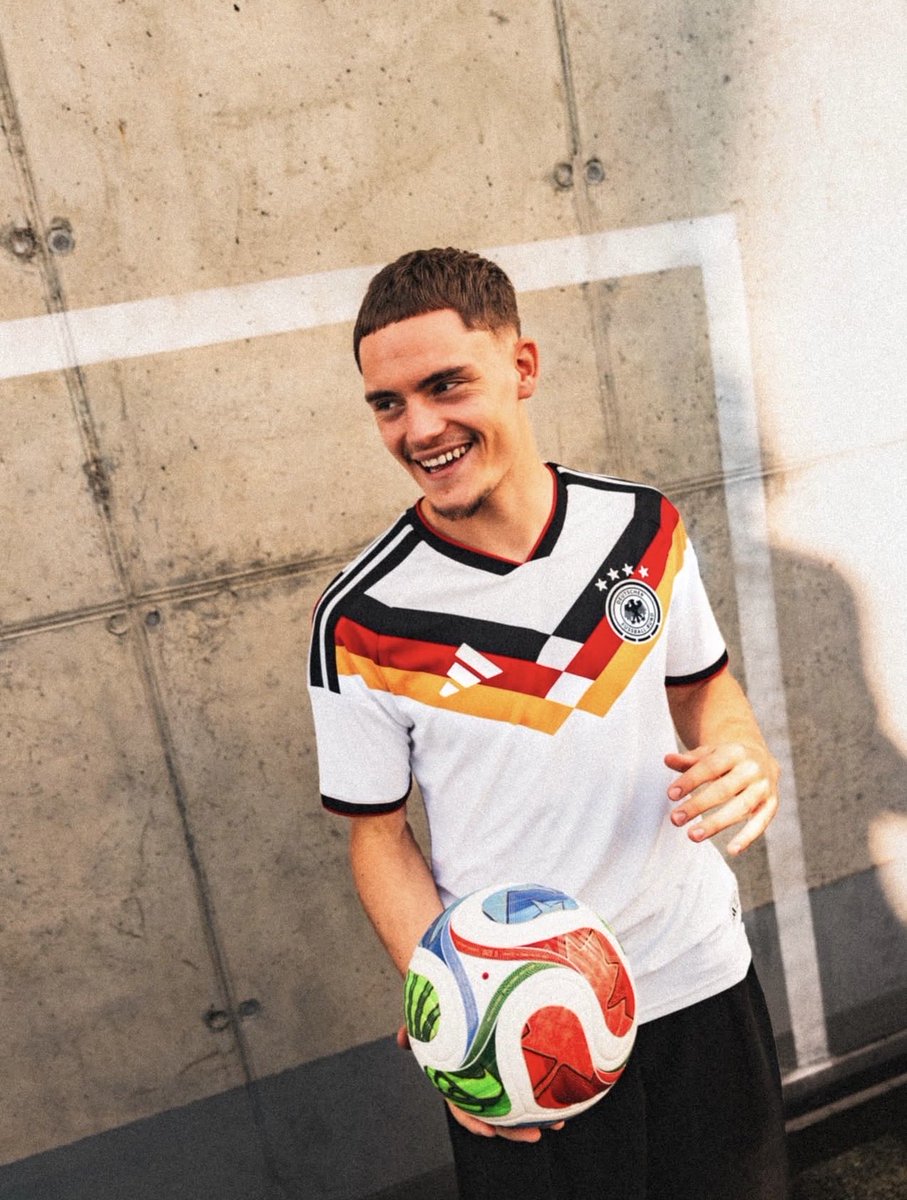 gaskadamian's tweet image. Nowy trykot reprezentacji Niemiec na przyszłoroczny Mundial🤩 🇩🇪⚽️
Pięknie to Adidas ugotował w ramach Last Dance współpracy z federacją 👨🏻‍🍳🔝
#DFBTeam #WC2026