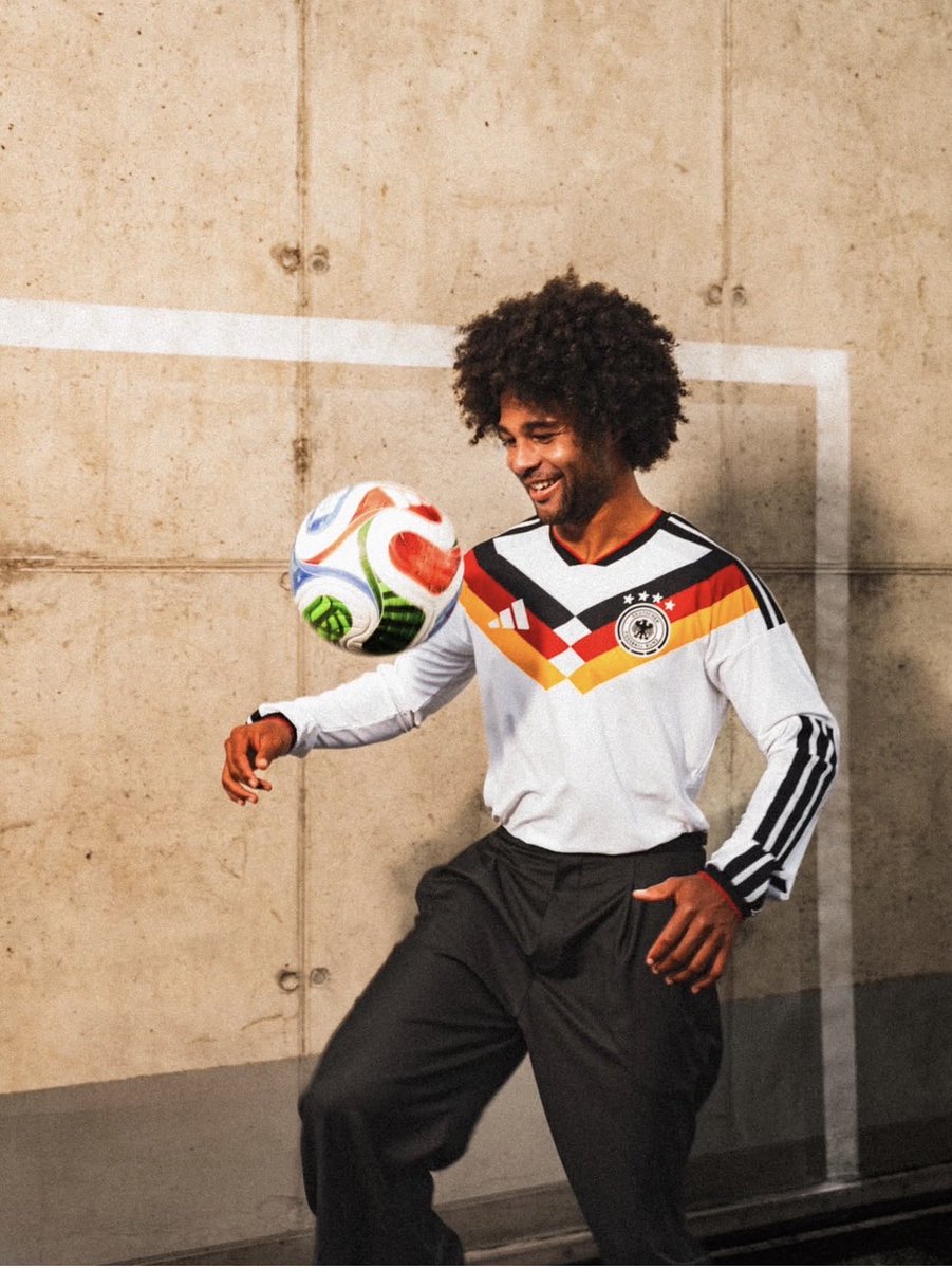 gaskadamian's tweet image. Nowy trykot reprezentacji Niemiec na przyszłoroczny Mundial🤩 🇩🇪⚽️
Pięknie to Adidas ugotował w ramach Last Dance współpracy z federacją 👨🏻‍🍳🔝
#DFBTeam #WC2026