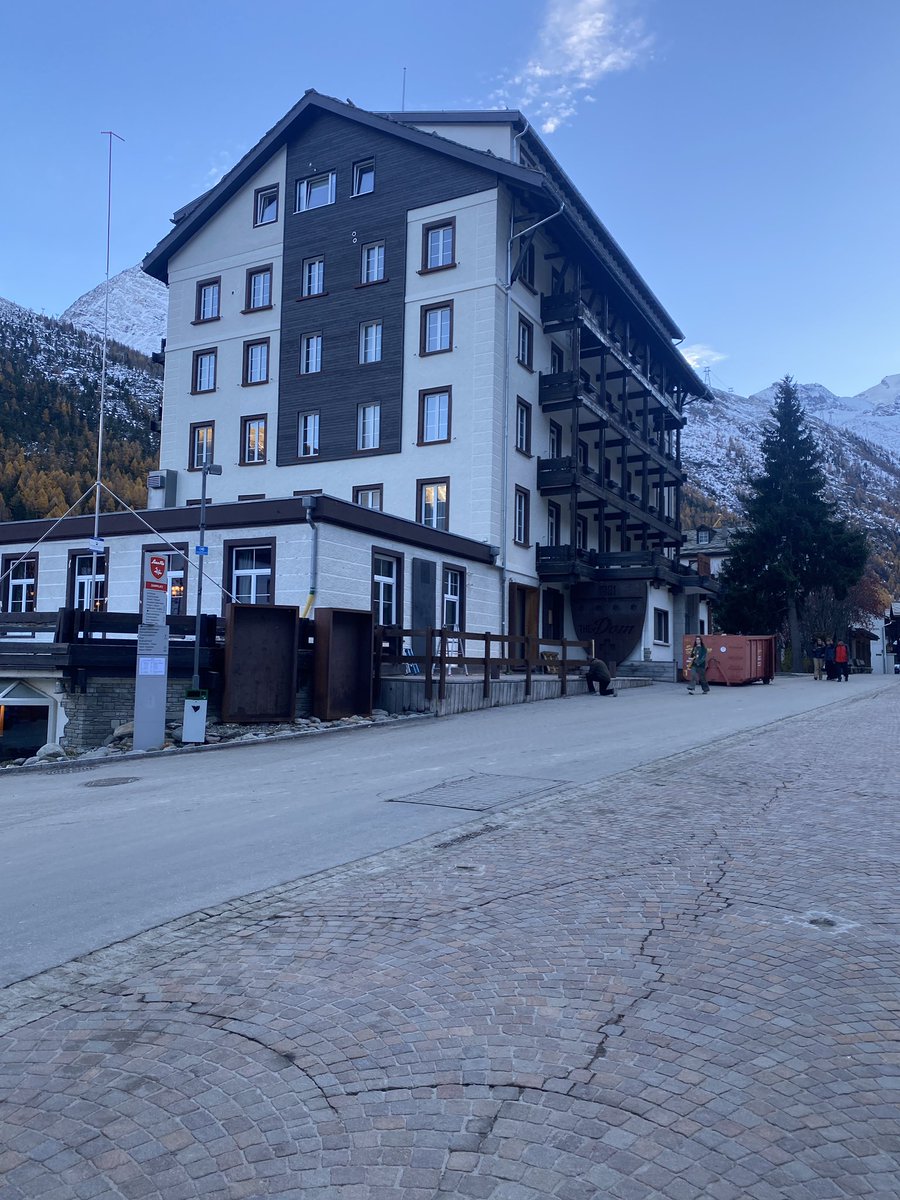 SaastalFotos's tweet photo. A miracle: there is life again in Hotel Dome Saas-Fee.
#saasfee #hoteldome #dorint #wallis #valais #wallis #switzerland #schweiz https://t.co/UwVXe5oBnD