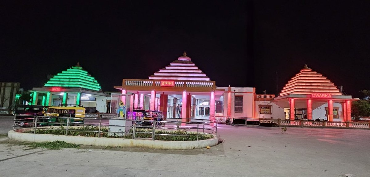 🌟 पश्चिम रेलवे का गौरवशाली 75वां स्थापना दिवस 🌟

5 नवम्बर 2025 को पश्चिम रेलवे ने अपना 75वां स्थापना दिवस हर्षोल्लास से मनाया 🚆✨
इस अवसर पर राजकोट मंडल के राजकोट, मोरबी, सुरेन्द्रनगर, हापा, द्वारका और ओखा स्टेशन भवनों को रंग-बिरंगी रोशनी से सजाया गया, जिससे पूरा मंडल उत्सवमय