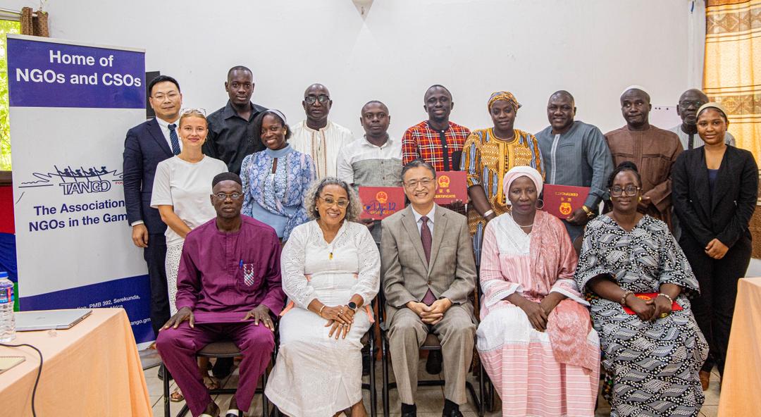 TANGO_NGOandCSO's tweet image. Today, TANGO hosted the Chinese Ambassador to the Gambia as members who attended three seminars in the People’s Republic of China shared their experiences and lessons learned. 🇨🇳🤝🇬🇲 #TANGO #ChinaGambiaRelations
@ChineseAmb_GM