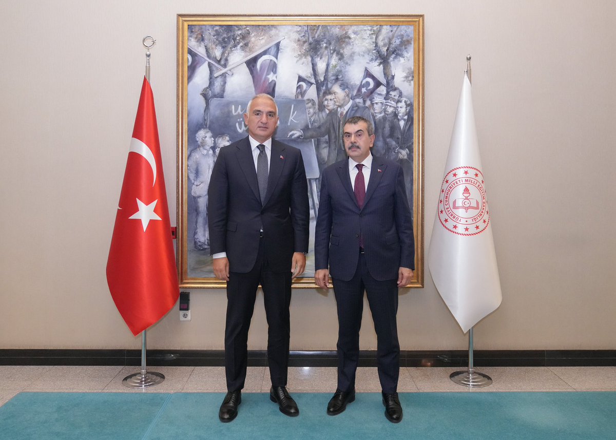 Millî Eğitim Bakanı <a href="/Yusuf__Tekin/">Yusuf Tekin</a>, Kültür ve Turizm Bakanı <a href="/MehmetNuriErsoy/">Mehmet Nuri Ersoy</a>’u Makamında Ağırladı

Bakan Tekin: Bakanlık olarak evlatlarımızın sanata ve kültüre duyarlı bireyler olma yolundaki gelişimlerini destekliyor, iş birliklerimizi bu perspektifte şekillendiriyoruz. Nazik