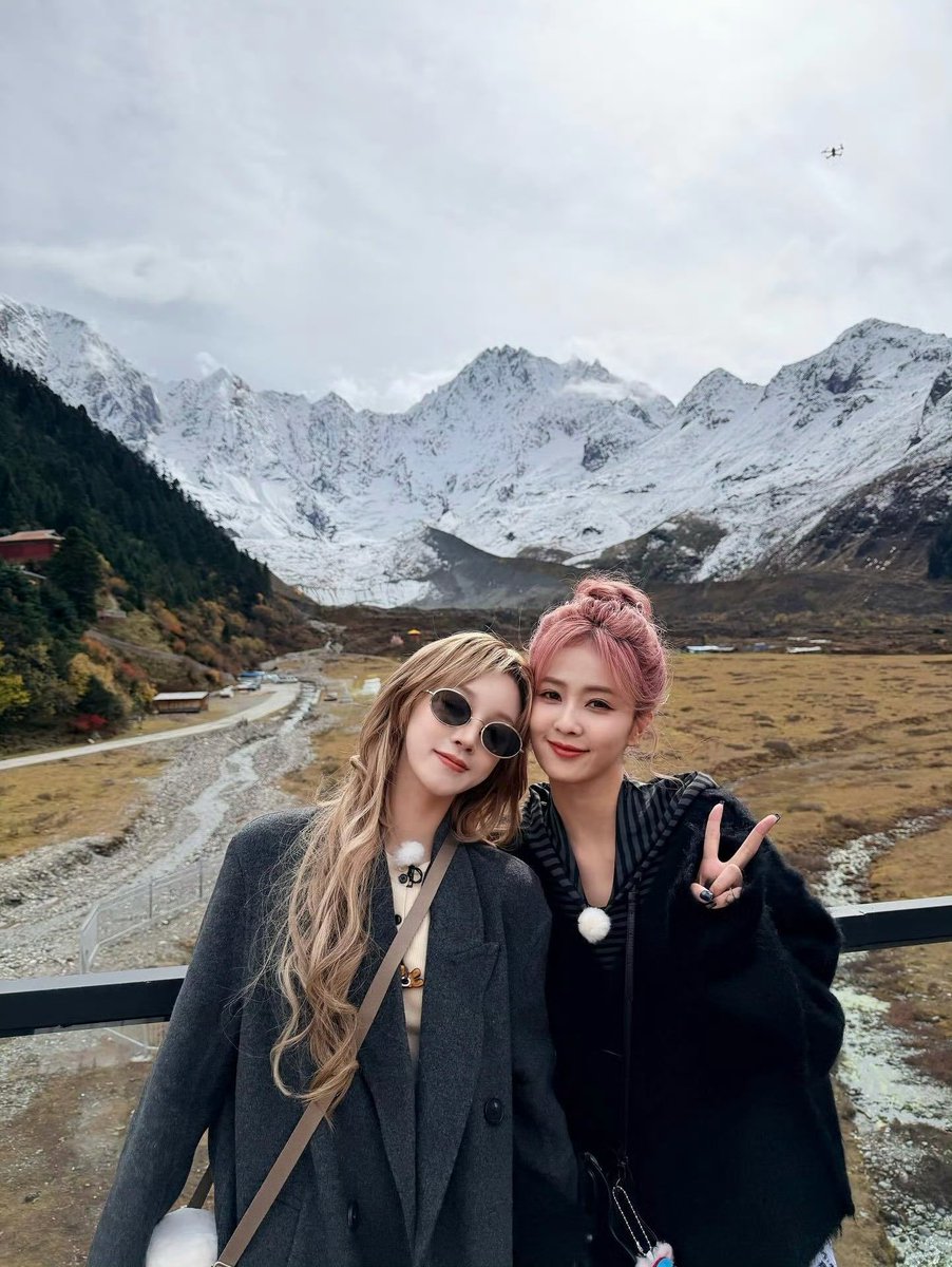 dablcpnk2's tweet photo. 251105 - yuqisong.923 Instagram 

#SongYuqi posted pics with #BaiLu from Keep Running special season recording 

#白鹿 https://t.co/mSJc9LGAbn