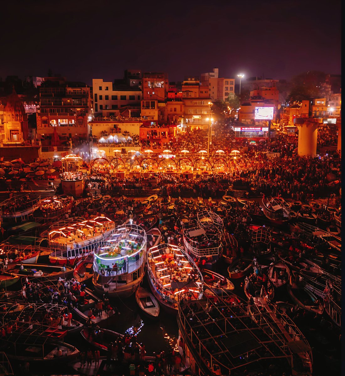 chugun1233's tweet photo. @Geetashloks ये काशी है.. बाबा विश्वनाथ की नगरी..
देव दीपावली पर दियों से जगमगाती.. नज़र भरकर देख लीजिए मां गंगा के घाट का ये खूबसूरत दृश्य ..
हर हर महादेव 💐💐
#kashi #kashivishwanath #lights #DevDipawali #Ganga #Varanasi https://t.co/9LsGc5dSy4