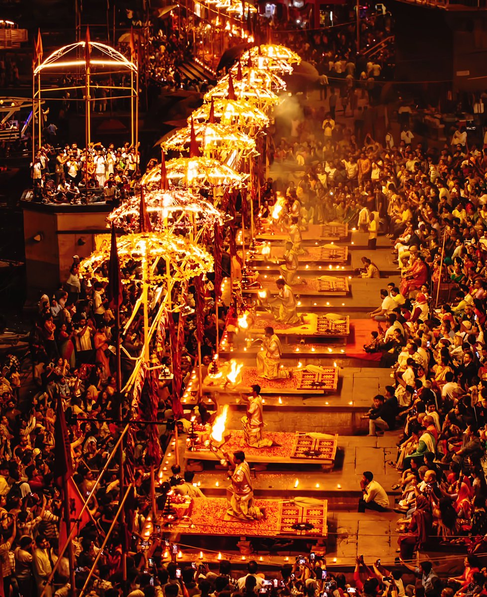 chugun1233's tweet photo. @Geetashloks ये काशी है.. बाबा विश्वनाथ की नगरी..
देव दीपावली पर दियों से जगमगाती.. नज़र भरकर देख लीजिए मां गंगा के घाट का ये खूबसूरत दृश्य ..
हर हर महादेव 💐💐
#kashi #kashivishwanath #lights #DevDipawali #Ganga #Varanasi https://t.co/9LsGc5dSy4