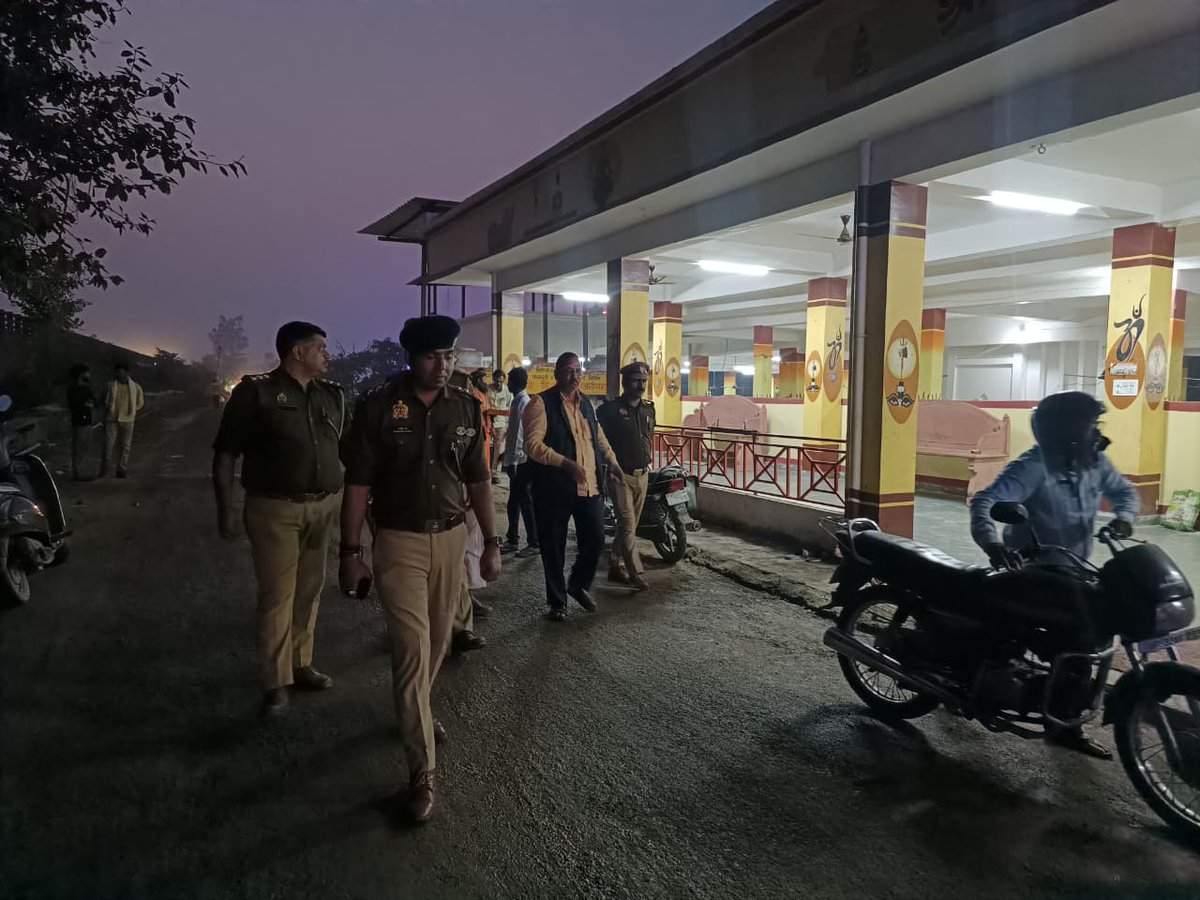 #DCP_South के निर्देशन में #ACP_Krishnanagar द्वारा थाना बंथरा क्षेत्रांतर्गत बनी में मेला स्थल का निरीक्षण कर यातायात के सुचारू संचालन एवं सुरक्षा व्यवस्था आदि के संबंध में संबंधित को‌ दिए आवश्यक निर्देश।

#Lkopolice_On_Duty

<a href="/Uppolice/">UP POLICE</a> <a href="/lkopolice/">LUCKNOW POLICE</a>
