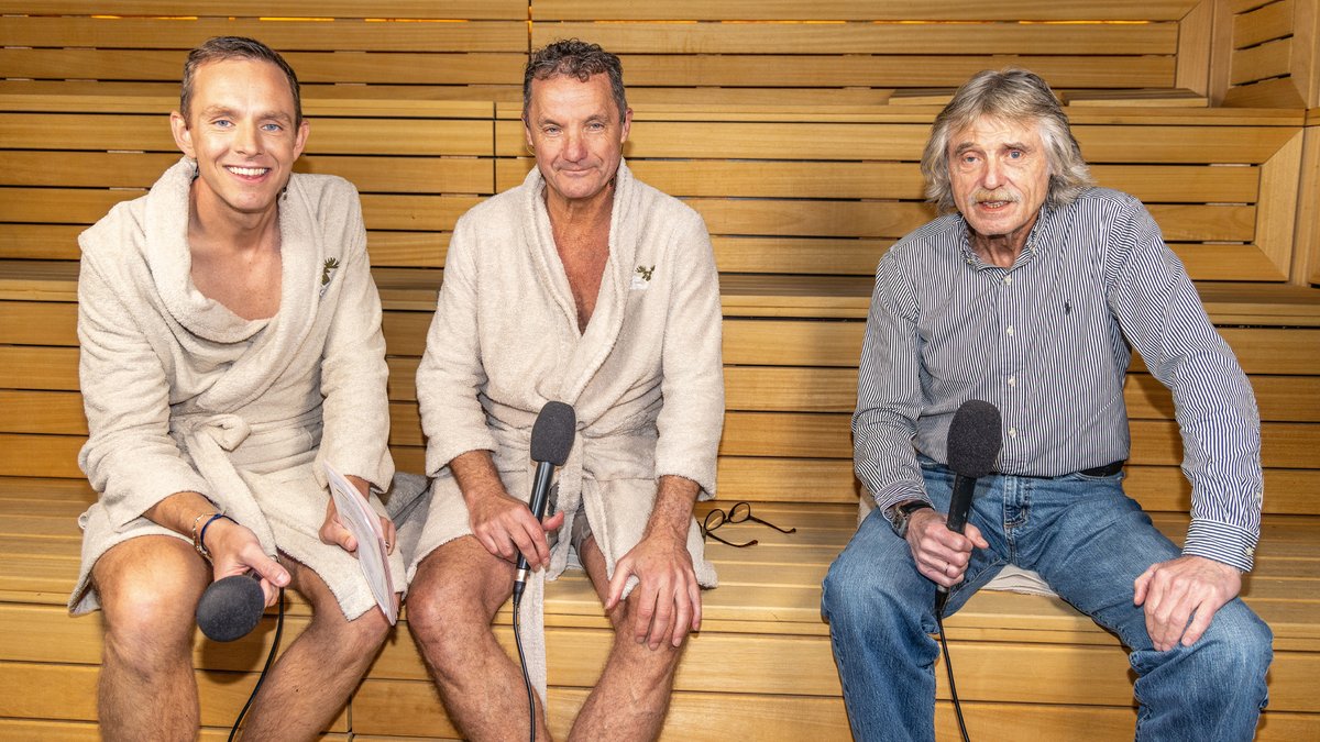 Johan Derksen duikt sauna in met John de Bever en partner Kees vandaaginside.nl/media/vandaag-… #vandaaginside