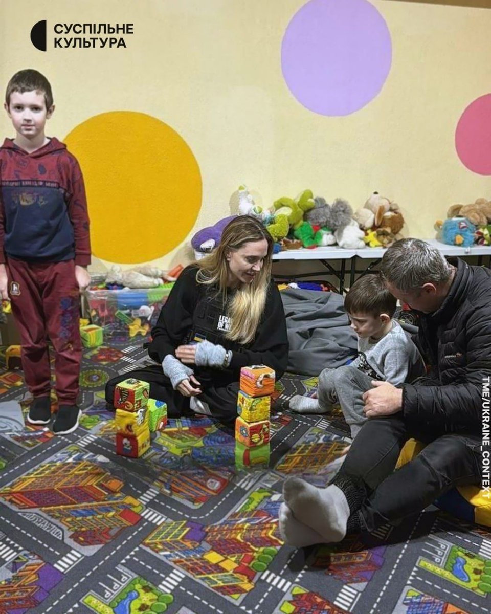 ⚡️Angelina Jolie visits Kherson.

The American actress, model, and UNICEF Goodwill Ambassador was seen in the southern Ukrainian city, local authorities confirmed to Suspilne.