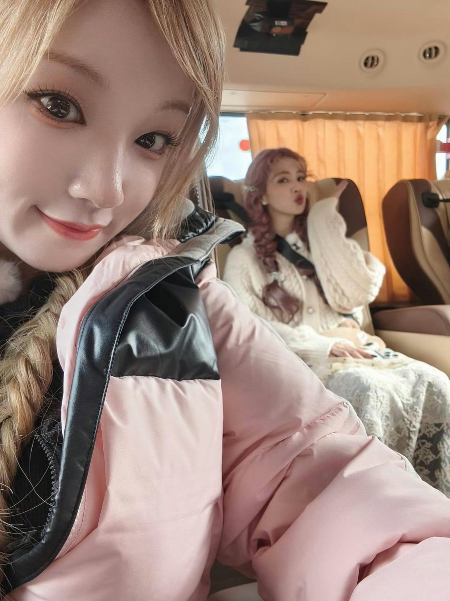 dablcpnk2's tweet photo. 251105 - yuqisong.923 Instagram 

#SongYuqi posted pics with #BaiLu from Keep Running special season recording 

#白鹿 https://t.co/mSJc9LGAbn