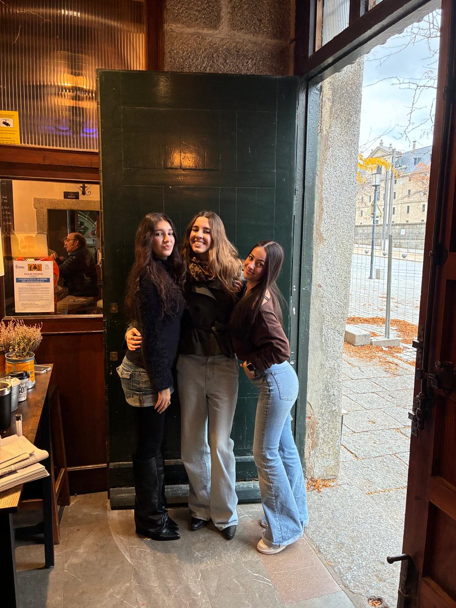 La vida universitaria no sólo se da en las clases sino también en los espacios comunes, en las instalaciones deportivas, y por supuesto en la CAFETERÍA :).

Hoy en <a href="/RCU_MC/">Real Centro Universitario Escorial María Cristina</a> - <a href="/OSA_Agustinos/">Agustinos</a> celebramos el cumple de nuestra alumna Claudia de 3º de Derecho con un buen café.