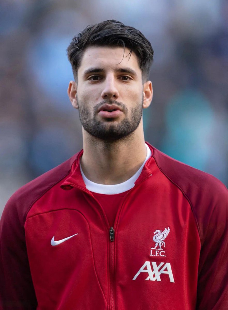 ياحظ فريق ليفربول فيه لاعب خورافي