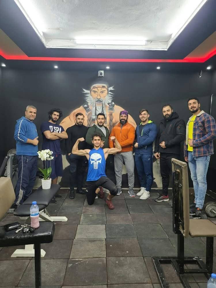 Yıl 2021 dükkanın depremde yıkalacağını bilmeyip güzel hayalleri olan bir çocuk