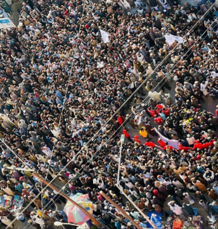 MRasuli01's tweet photo. This huge crowd gathered in Khost of Afghanistan- celebrating Afghanisan youth team futsal championship. https://t.co/NQzLd28ULb