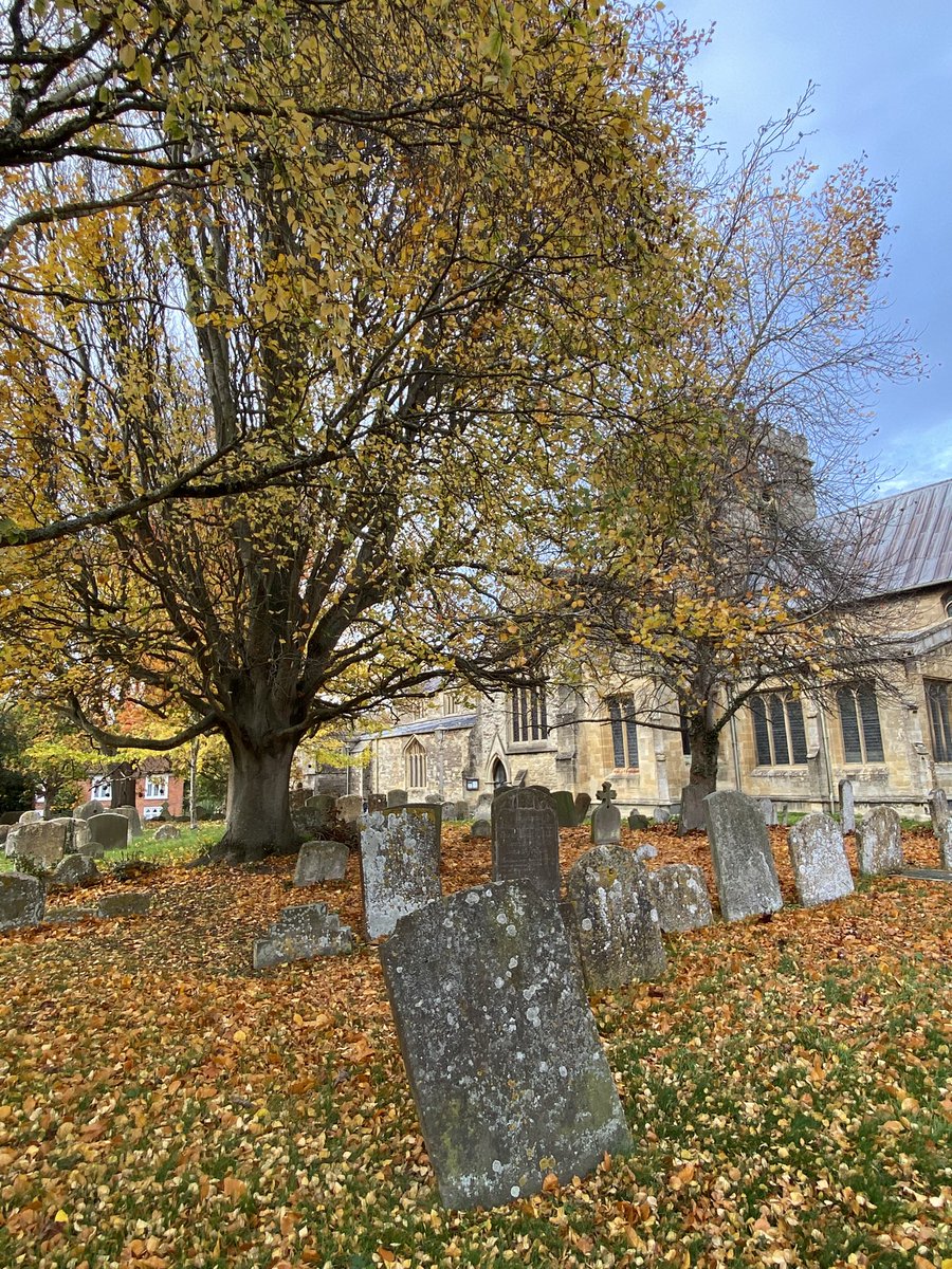 Lovely autumnal colours at the Church of St Peter &amp; St Paul in #Wantage today #Oxfordshire #autumn 🍁🍂