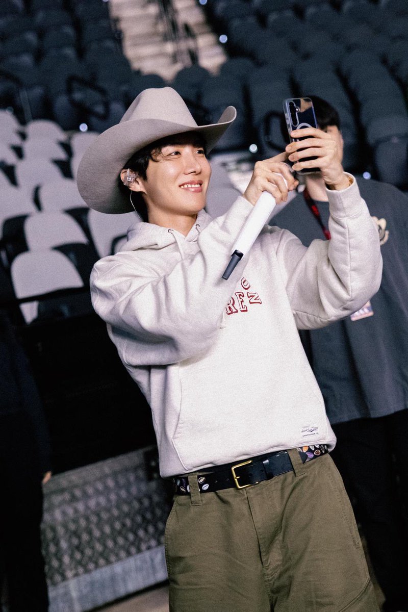 voteforjhsw's tweet image. 1 RT / 1 reply = 1 vote 

I vote for #jhope at #2025MAMAVOTE