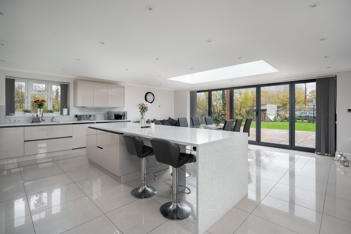 RWhitleyCo's tweet photo. 🏡 Substantial 4-bed detached chalet bungalow – The Common, West Drayton

A rare opportunity to buy a spacious lakeside home set on a generous plot behind electric gates, complete with large detached garage, driveway &amp; yard area

📞 To view: 01895 424057
https://t.co/goQ9g0HMz7 https://t.co/5bUNbuCyaF