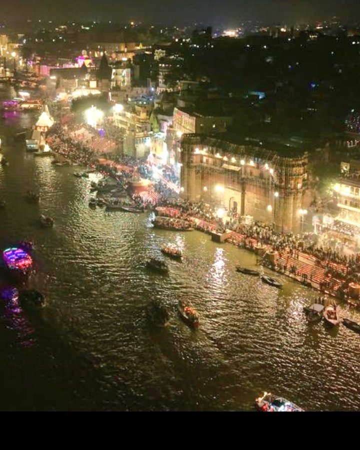 अद्भुत दृश्य अकल्पनीय ऐसा लग रहा है मानो स्वयं साक्षात् नारायण और स्वर्गलोक ही आज विराजमान हैl
देव दीपावली पर वाराणसी घाट से ऐसे सुंदर दृश्य हृदय म प्रसन्नता और जीवन में सुख समृद्धि देते हैं,
हर हर महादेव जय गंगा मैया
#DevDeepawali2025