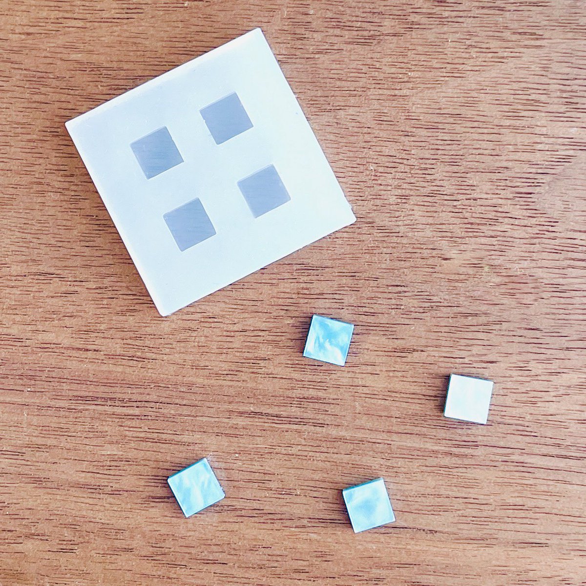 factorhythm's tweet image. No.608 正方形AO

新作モールドの紹介です

小さい正方形プレートパーツを4個制作できるモールドです
ハンドメイドアクセサリー等のパーツとして活躍いたします
UVレジンや樹脂粘土、クレイアート、アロマワックス、シーリングワックス、エポキシ樹脂、石膏など様々な材料に適応いたします…