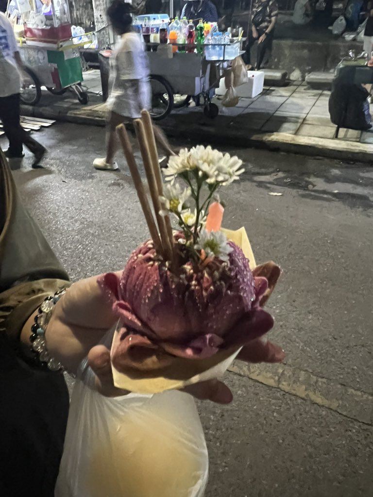 Issarapap92's tweet image. ลอย ลอย ลอยกระทง ได้ลอยแล้วปีนี้มาคนเดียวอีกเช่นเคย #ต้าวPlus+++