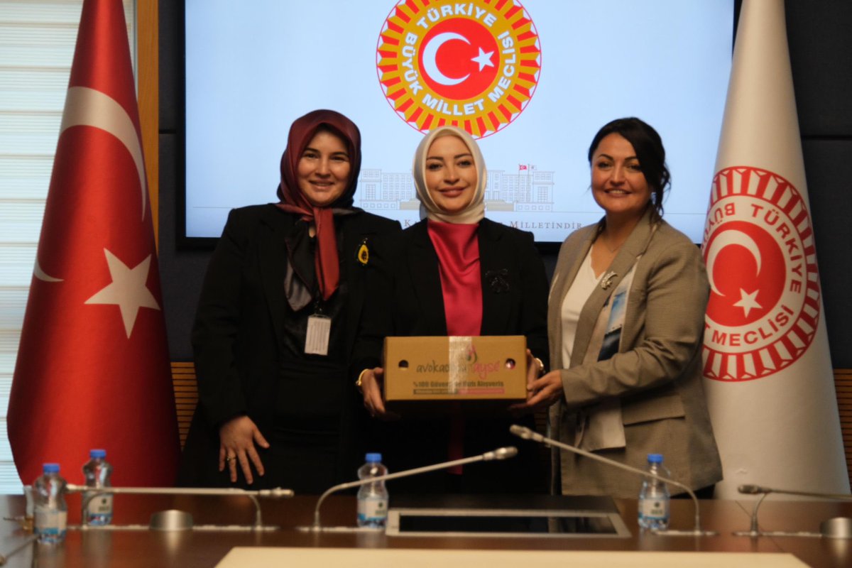cigdemerdogantr's tweet photo. TBMM Kadın Erkek Fırsat Eşitliği Komisyonu Başkan Vekilimiz ve Antalya Milletvekilimiz Sn. Tuba Vural Çokal, Antalya Milletvekillerimiz Sn. Mustafa Köse ve Sn. Kemal Çelik ile birlikte Alanyalı girişimci kadınlarımızı Gazi Meclis’imizde ağırladık.

Alanya Girişimci İş Kadınları Derneği (AGİKAD) Başkanı Sn. Rukiye Okşar ve yönetimi ile birlikte, kadınların iş dünyasında daha fazla yer alması adına verimli bir toplantı gerçekleştirdik.

Değerli hanımefendilerin her birinin bizleri derinden etkileyen başarılı bir hikâyeleri var. İlham veren girişimlerinden ötürü kendilerini kutluyorum.

İş kadınlarının sivil toplum kuruluşu çatısı altında bulunarak girişimleriyle örnek olmalarını ve diğer kadınları teşvik etmelerini çok önemsiyoruz.

Bu anlamda önemli mesafe kateden AGİKAD Üyesi iş kadınlarına komisyonumuzu ziyaretleri dolayısıyla teşekkür ediyor, ticari faaliyetlerinde başarılarının devamını diliyorum.