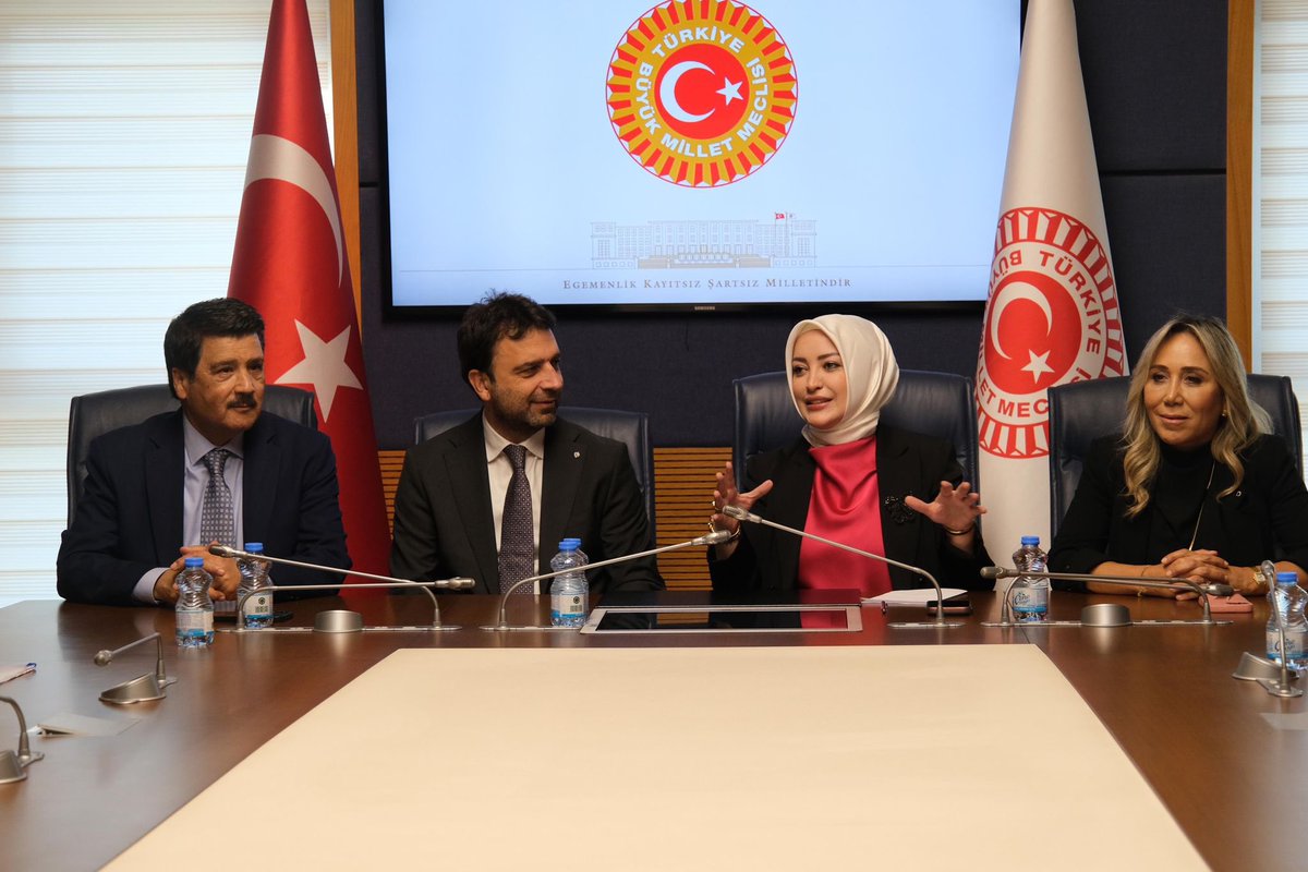 cigdemerdogantr's tweet photo. TBMM Kadın Erkek Fırsat Eşitliği Komisyonu Başkan Vekilimiz ve Antalya Milletvekilimiz Sn. Tuba Vural Çokal, Antalya Milletvekillerimiz Sn. Mustafa Köse ve Sn. Kemal Çelik ile birlikte Alanyalı girişimci kadınlarımızı Gazi Meclis’imizde ağırladık.

Alanya Girişimci İş Kadınları Derneği (AGİKAD) Başkanı Sn. Rukiye Okşar ve yönetimi ile birlikte, kadınların iş dünyasında daha fazla yer alması adına verimli bir toplantı gerçekleştirdik.

Değerli hanımefendilerin her birinin bizleri derinden etkileyen başarılı bir hikâyeleri var. İlham veren girişimlerinden ötürü kendilerini kutluyorum.

İş kadınlarının sivil toplum kuruluşu çatısı altında bulunarak girişimleriyle örnek olmalarını ve diğer kadınları teşvik etmelerini çok önemsiyoruz.

Bu anlamda önemli mesafe kateden AGİKAD Üyesi iş kadınlarına komisyonumuzu ziyaretleri dolayısıyla teşekkür ediyor, ticari faaliyetlerinde başarılarının devamını diliyorum.