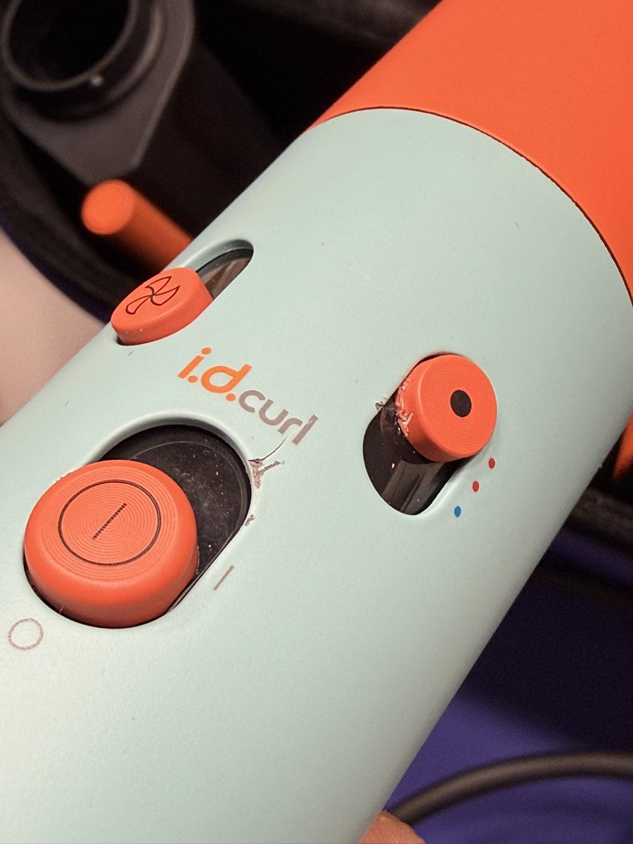 Başlıkları tutmuyor diye garantiye gönderdiğimiz cihaz garantiden geldi. Ya bu cihaz bizim değil yada bizim cihazı merdiven altı bi yerde onarmışlar çünkü bizim cihazımızda bu tuş çevresindeki çizikler kesinlikle yoktu. <a href="/Dyson/">Dyson</a>