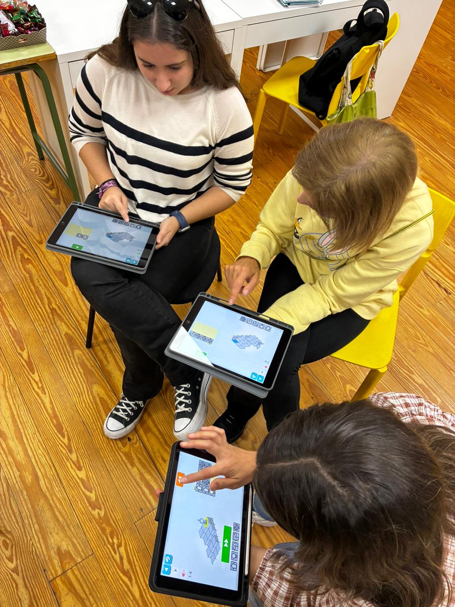 CFIE_CR's tweet photo. Llevamos la robótica a las aulas del @BajoCra junto a Víctor Sánchez Mateos. Seguimos explorando cómo la #robótica puede dinamizar la enseñanza y fomentar la innovación educativa. 🤖💡
#InnovaCyL 
@educacyl 
#TiCyL 
#FormaciónCyL https://t.co/GjIwXXkWP6
