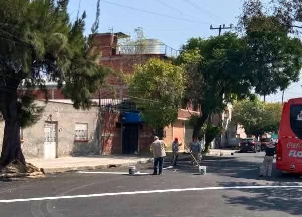 AdolfoHdzGarcia's tweet photo. #BuenosDías

Por instrucción de nuestra alcaldesa @evelyn_parraA, la #DGOyDU llevó a cabo trabajos de #balizamiento en la calle Siberia, col. Romero Rubio.

Se #pintaron cruceros, pasos peatonales y líneas de alto, reforzando así la seguridad vial y el orden en nuestras calles. https://t.co/f2k7PqCSp0