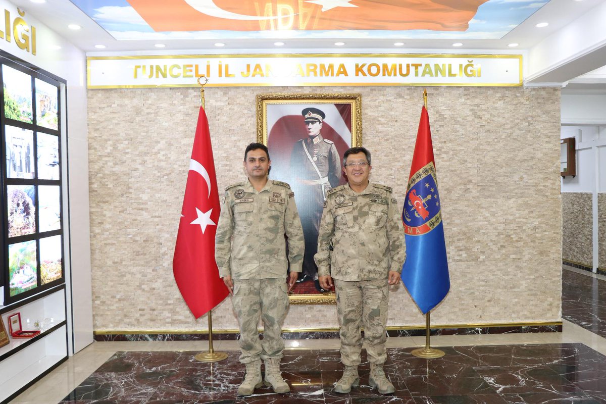 Foça Jandarma Komando Okul Komutanlığı temsilcileri J.Alb. Erdoğan ÇARIK ve J.Bnb. Abbas BAŞER Tunceli İl Jandarma Komutanı Tuğgeneral Bülent BAYKAL’a ziyarette bulunmuşlardır.
Nazik ziyaretleri için teşekkür eder, görevlerinde başarılar dileriz.