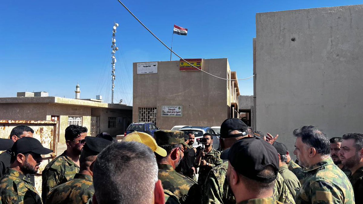 mln12_n's tweet photo. زار قائد عمليات حزام بغداد المهندس نصر الشمري برفقة معاون آمر اللواء الثاني عشر قاطع مسؤولية اللواء في قضاء الطارمية، واطلع المهندس الشمري خلال الزيارة على تنفيذ خطة القيادة المشتركة لتأمين المراكز الانتخابية وحماية الناخبين، مؤكدا أهمية ضمان الأمن وسلاسة سير العملية الانتخابية. https://t.co/sGt8jx28Z5