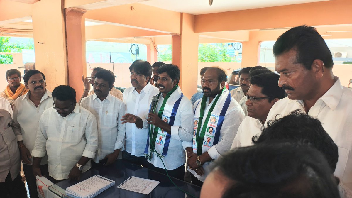 YSRStudentUnion's tweet photo. మెడికల్ కాలేజీల ప్రైవేటీకరణకి వ్యతిరేకంగా కోటి సంతకాల సేకరణ జగ్గయ్యపేట పట్టణంలో జరిగింది.  విద్యార్థులను ఉద్దేశించి  మాట్లాడుతున్న YSRCP  విద్యార్థి విభాగం రాష్ట్ర వర్కింగ్ ప్రెసిడెంట్  ఎ. రవిచంద్ర.

#Ysrstudentunion 
#Ysrcongressparty 
#medicalcolleges 
#JaganannaConnects https://t.co/FMJRGLCRCQ