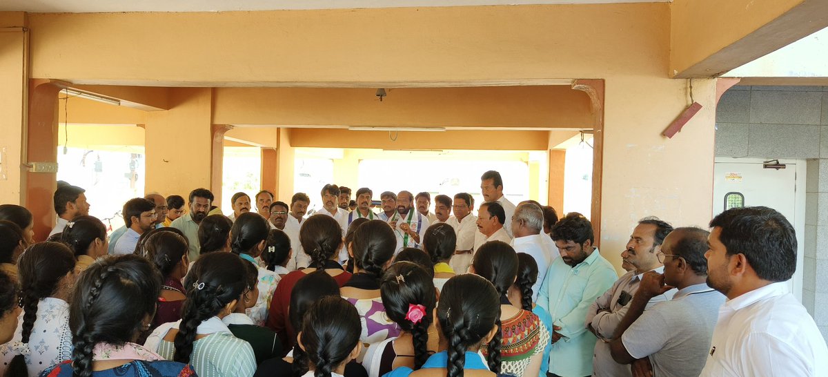 YSRStudentUnion's tweet photo. మెడికల్ కాలేజీల ప్రైవేటీకరణకి వ్యతిరేకంగా కోటి సంతకాల సేకరణ జగ్గయ్యపేట పట్టణంలో జరిగింది.  విద్యార్థులను ఉద్దేశించి  మాట్లాడుతున్న YSRCP  విద్యార్థి విభాగం రాష్ట్ర వర్కింగ్ ప్రెసిడెంట్  ఎ. రవిచంద్ర.

#Ysrstudentunion 
#Ysrcongressparty 
#medicalcolleges 
#JaganannaConnects https://t.co/FMJRGLCRCQ
