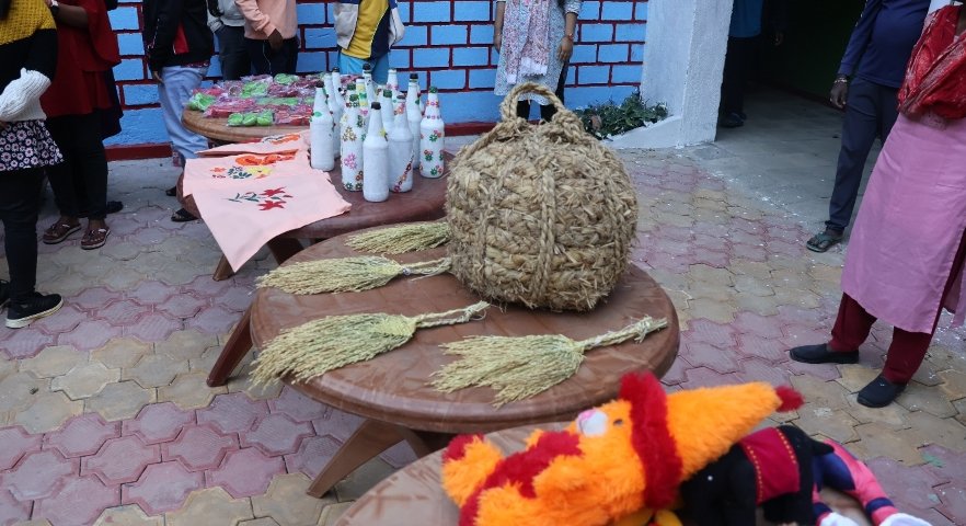 Day 5 of Janjatiya Gaurav Pakhwada 2025: ICAR–IIAB, Ranchi promoted tribal art &amp; craft traditions like Sohrai–Khovar painting, Kuchai silk, &amp; the mora grain storage method at Asha Foundation, Bhusur.  #JanjatiyaGauravPakhwada #TribalArt #CulturalHeritage #ICAR