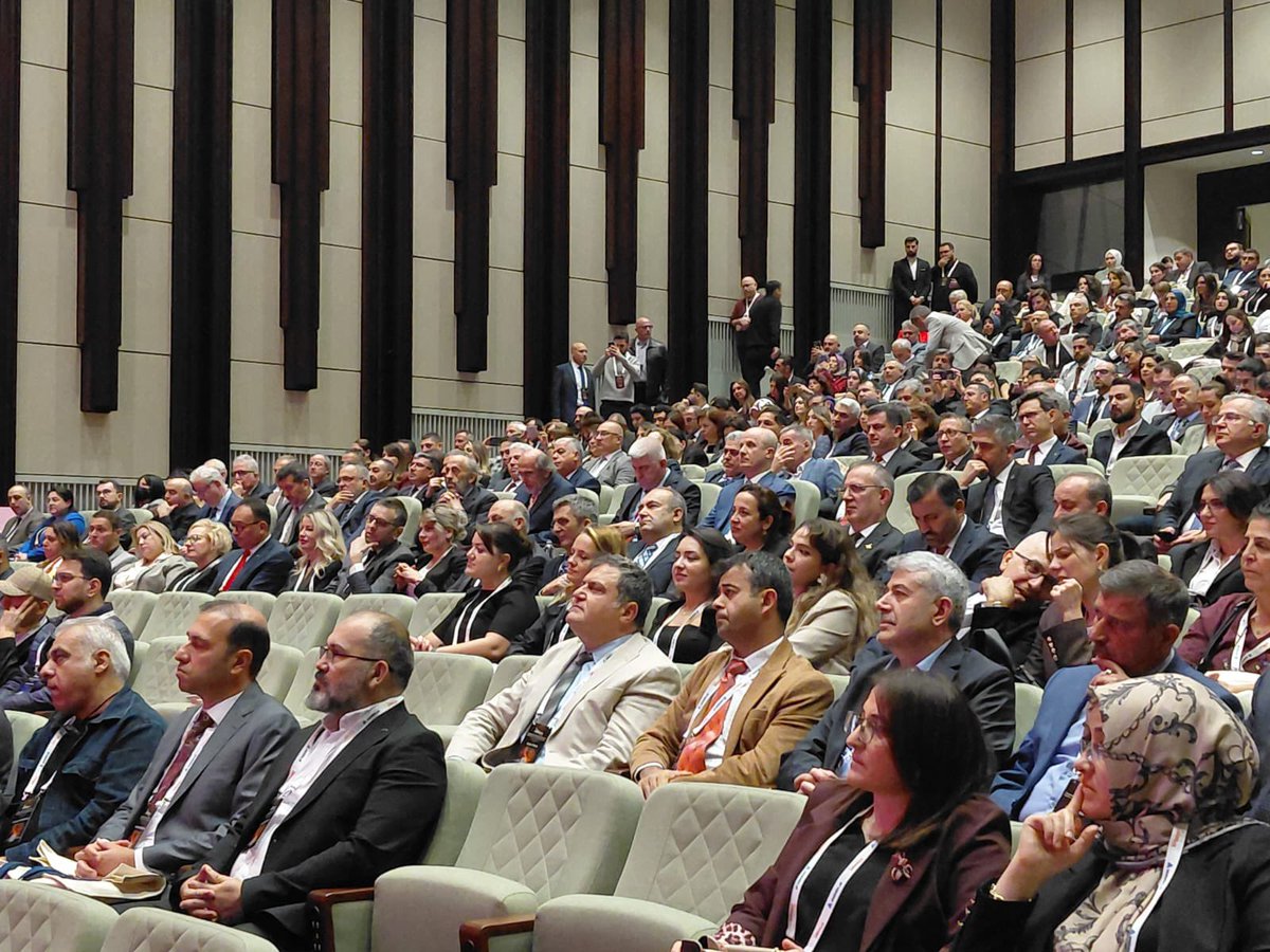 ktunkutuphane's tweet photo. YÖK Başkanı Sayın @erolozvar ın katılımıyla başlayan "Kütüphane 5.0: İnsan Merkezli Dijital Dönüşüm" temasıyla düzenlenen ANKOSLink 2025 Uluslararası Konferansı’na iştirak ettik.
@KTUNEDU @oncelik @YuksekogretimK @cb_kutuphane @ankostr #kütüphane #ankos #konferans https://t.co/irKrghME2k