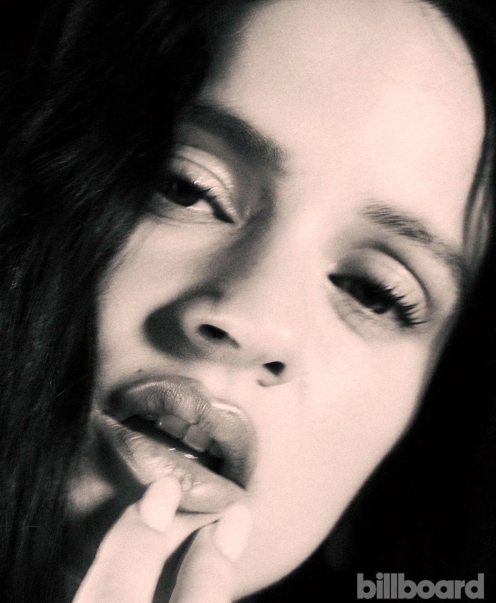 APALEAPALE's tweet image. Rosalía explica que no le gusta la idea de hacer giras:

“Para mí, actuar es un espectáculo para los demás. No me gusta ir de gira. Me encanta estar en el escenario y adoro a mis fans, así que lo hago. Pero me encanta estar en casa, tranquila, leyendo, cocinando, yendo al…