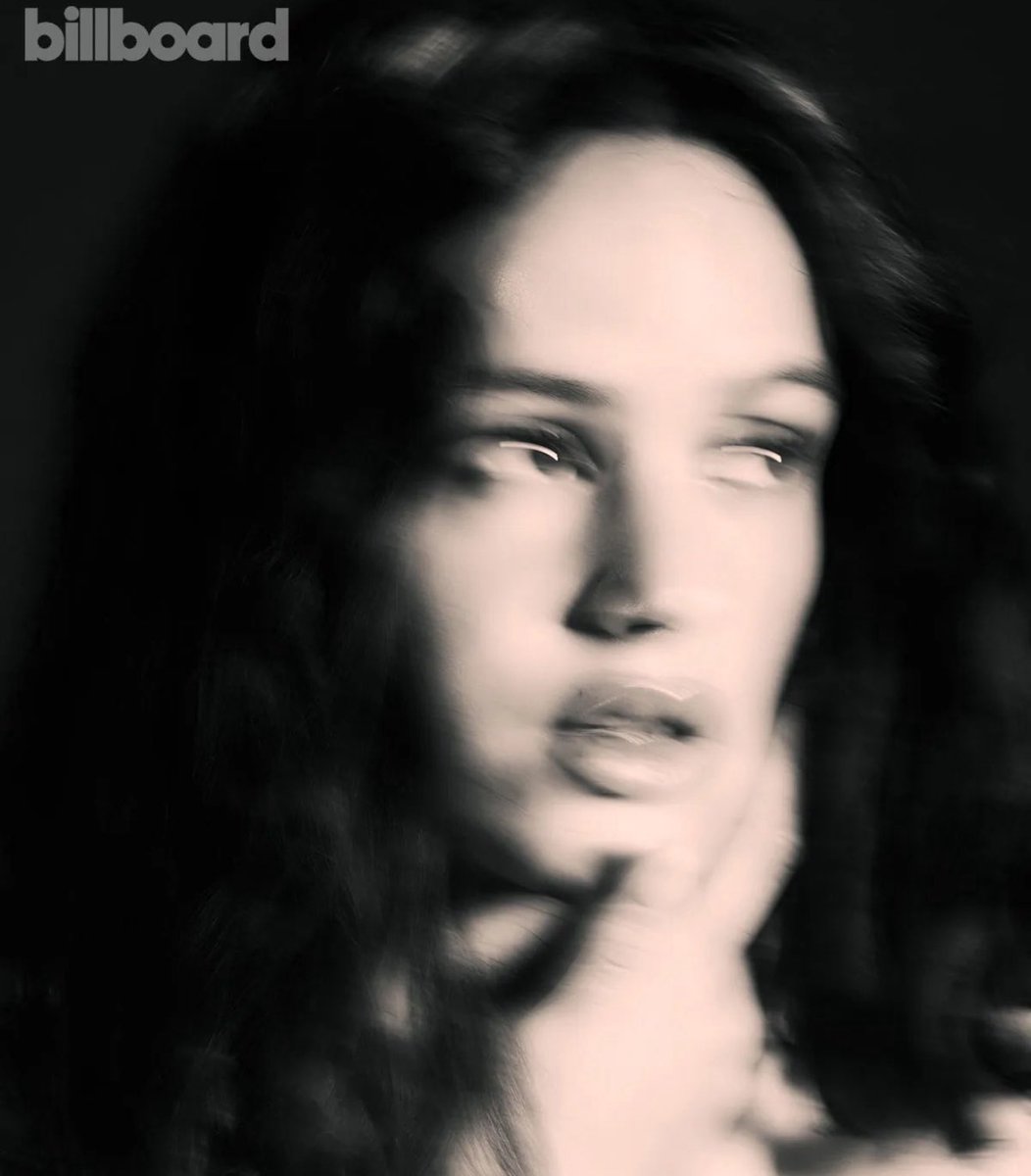 APALEAPALE's tweet image. Rosalía explica que no le gusta la idea de hacer giras:

“Para mí, actuar es un espectáculo para los demás. No me gusta ir de gira. Me encanta estar en el escenario y adoro a mis fans, así que lo hago. Pero me encanta estar en casa, tranquila, leyendo, cocinando, yendo al…