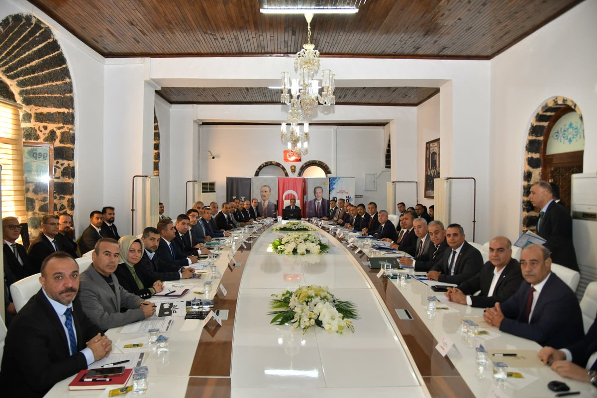 Siverek İlçemizde Milli Eğitim İl ve ilçe  yöneticileriyle,Başarıyı İzleme ve Geliştirme Projesi kapsamında; iİlimizin eğitim sorunları ve yapılan çalışmalar ile ilgili yapılan toplantıya Sayın Valimizin davet üzerine katılım gösterdik.Toplantıda üyelerimizden ve sahadan gelen