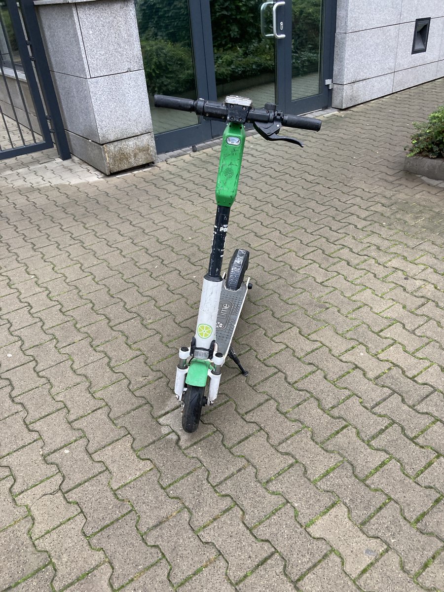 Ustawa wprowadzająca obowiązek używania kasku przez dzieci do 16 r. ż. podczas jazdy na hulajnodze elektrycznej, przeszła już przez Senat. Niestety bez poprawki regulującej parkowanie e-hulajnóg.

<a href="/MI_GOV_PL/">Ministerstwo Infrastruktury</a> czas na analizę ex-post obecnych przepisów i wyciągnięcie wniosków!