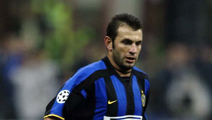 af_toe's tweet image. De UEFA Cup-winst van het seizoen 1999-00 is één van de hoogtepunten in de historie van Galatasaray. Welke drie spelers uit dat succesvolle elftal hebben nadien bij Internazionale op de loonlijst gestaan? #voetbalquiz