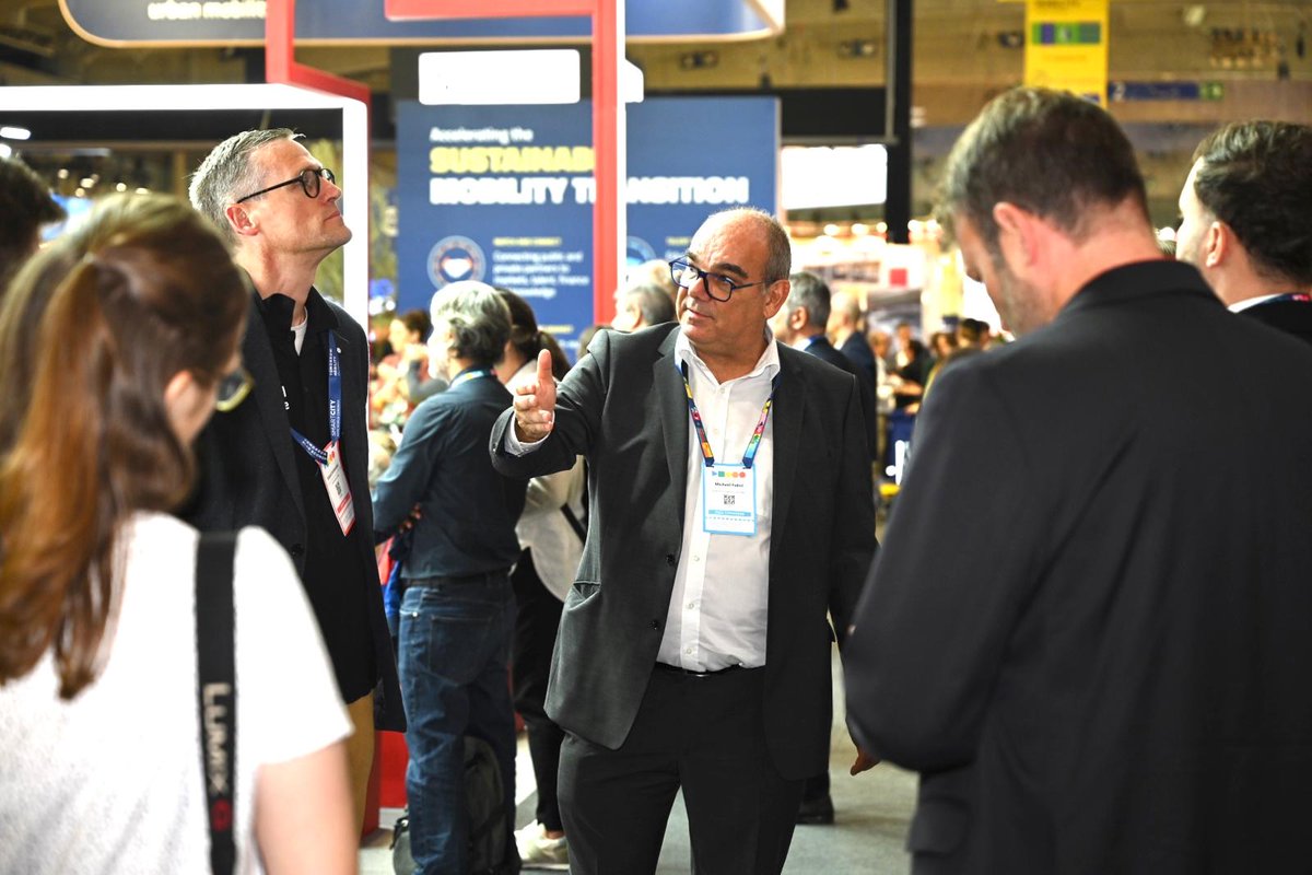 TMB_Barcelona's tweet photo. 🌍🤝Avui hem rebut al nostre estand al #TMWC25 diferents delegacions internacionals (Índia, Puerto Rico i la baixa Saxònia). Tots ells han volgut conèixer #TMB i les darreres novetats de #metrobcn i #busbcn.
♿️👥També ens han visitat membres de l’ONCE per temes d’accessibilitat. https://t.co/g16wh2i4nh