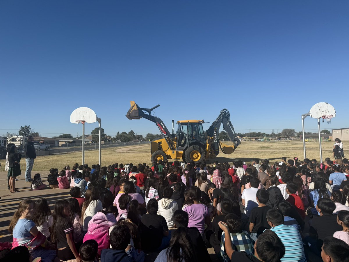 MusicDowling's tweet photo. Dowling Elementary Tigers are learning about different careers with Yellow House Machinery! #MissionGrowth #DowlingTigers https://t.co/SqvT5cN5Ew