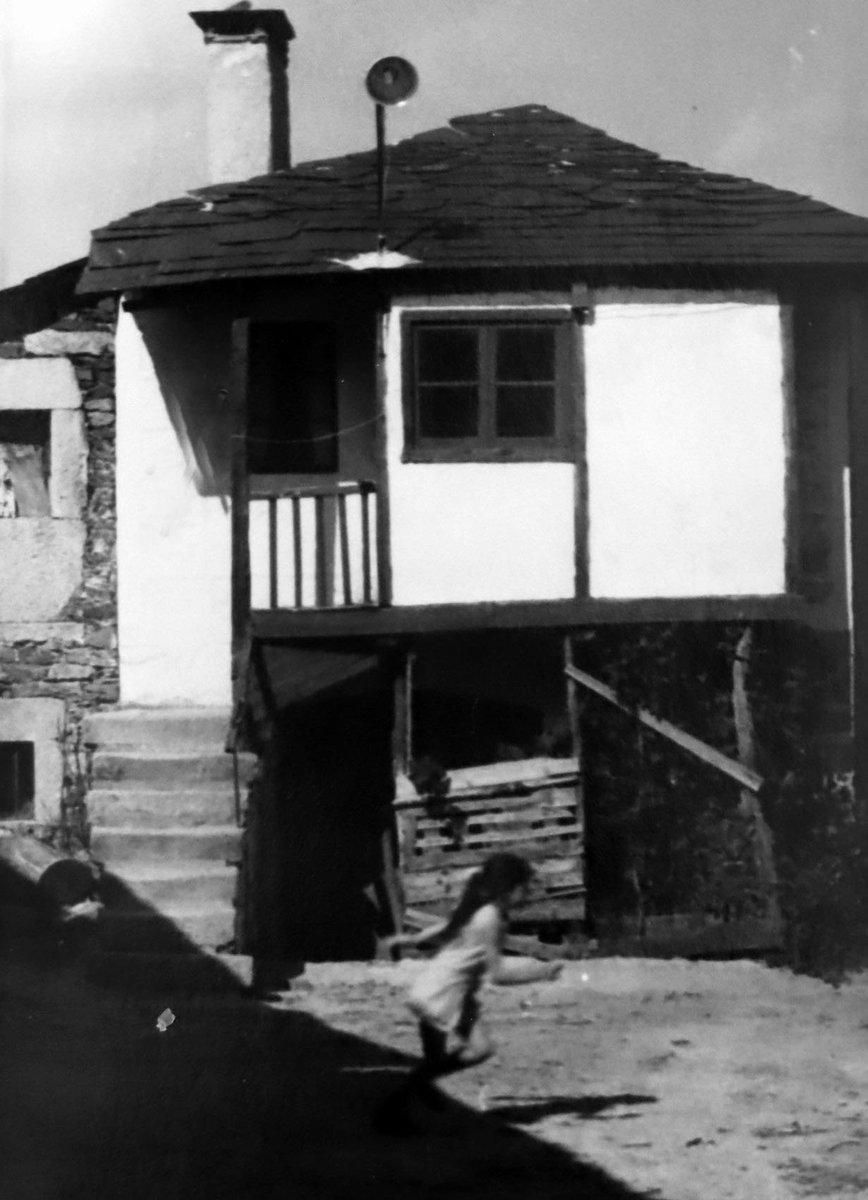 BenitoPellitero's tweet photo. Una niña frente a una casa en la calle de la Carrera de la localidad de #Requejo #de #Sanabria, año 1971-1973.
Autor: Desconocido
Fuente: AHPZA
Procedencia: Fototeca "Benito Pellitero" https://t.co/9cy7pz0oAP