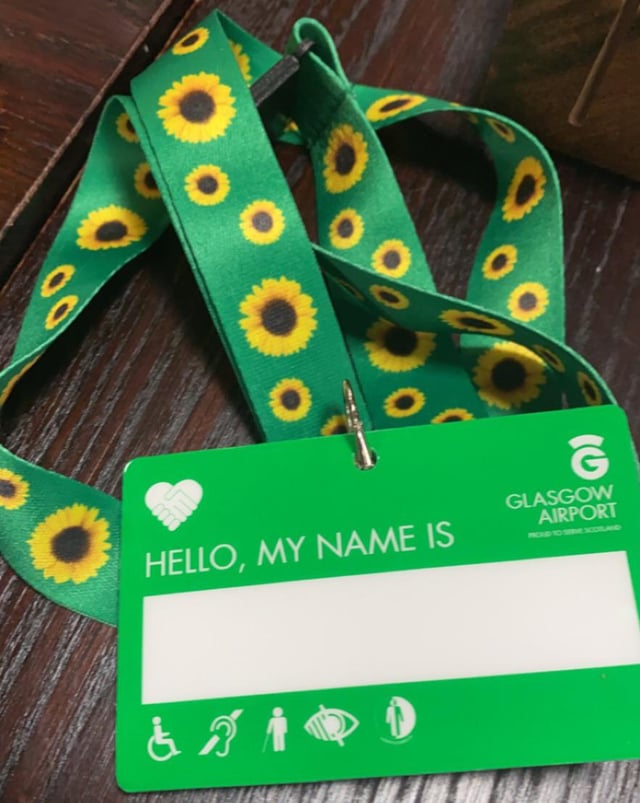 Oh iya, untuk teman teman yang ingin tahu saya dapat lanyardnya darimana. Saya dapat lanyard ini secara gratis dari salah satu bandara di Inggris. Saya ambil gambar di internet dan contoh lanyardnya seperti ini.